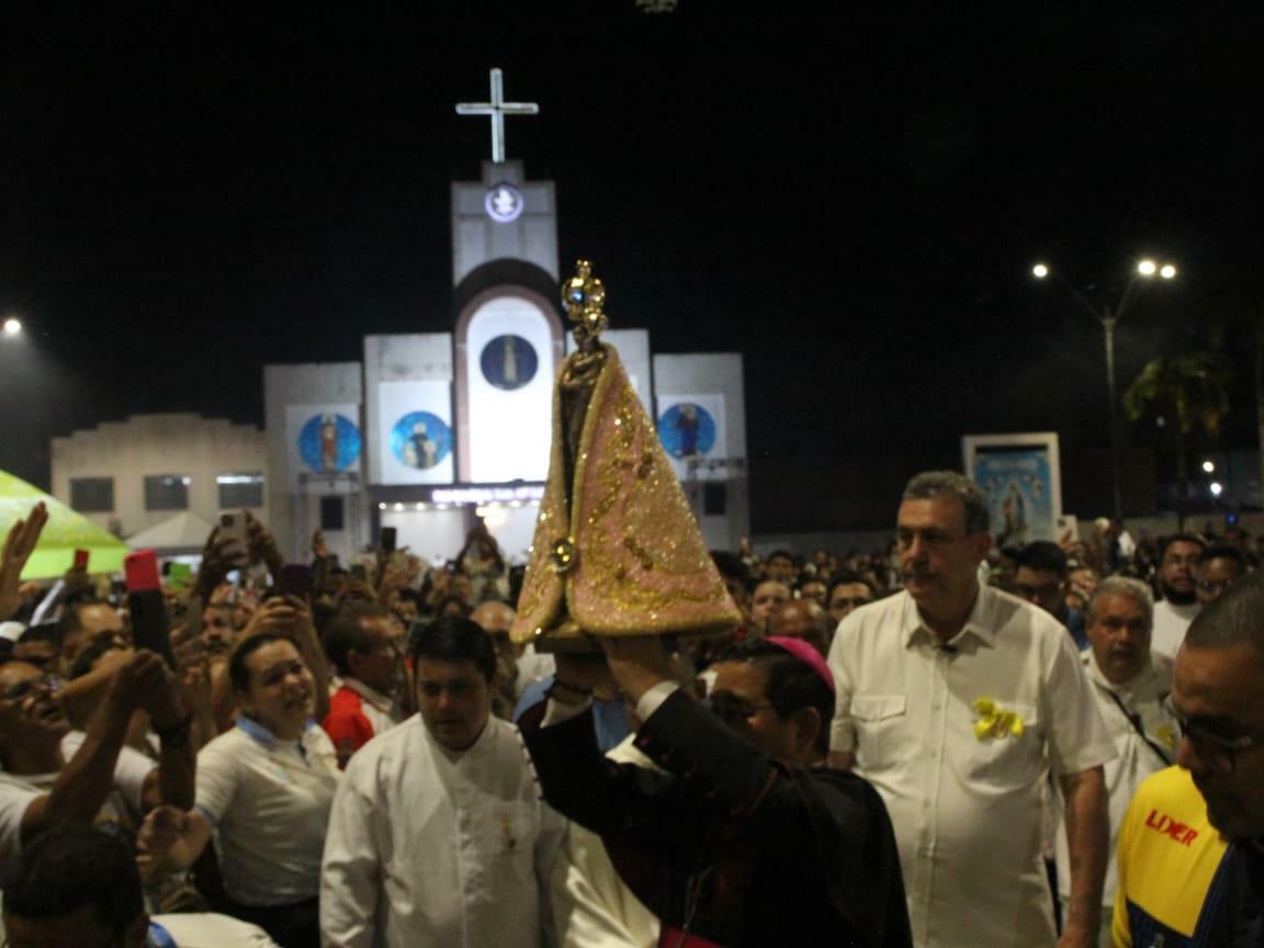Fiéis lotam paróquia à espera da saída da Romaria Rodoviária do Círio 2026.
